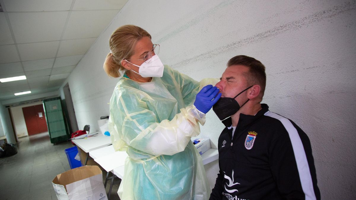 Archivo - Una sanitaria realiza un test de antígenos o una PCR a un hombre