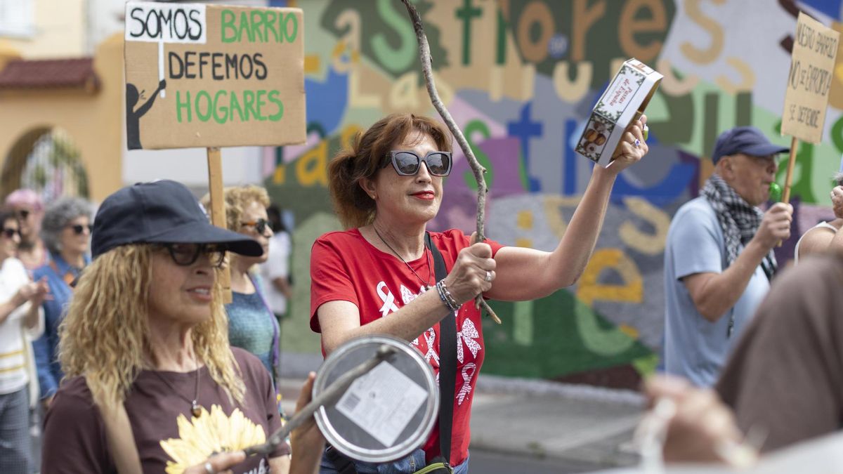 Más de 600 personas se han manifestado este sábado por las calles de la zona de Schamann de Las Palmas de Gran Canaria, según la cifra facilitada por los convocantes de la protesta organizada por el colectivo Derecho al Techo, para exigir una vivienda digna y la defensa de los barrios. EFE