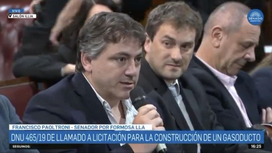 "Vino el príncipe, les hizo el amor y los despertó a todos": un senador mileísta comparó triunfo de Milei con violación
