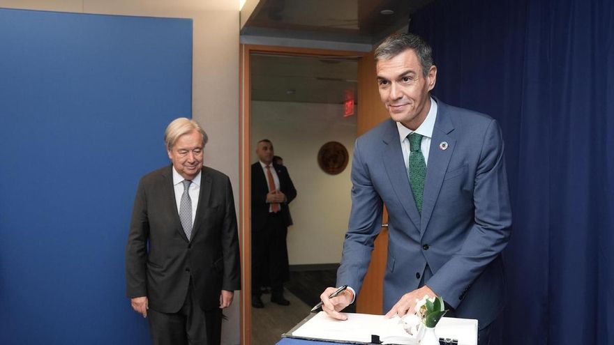 El presidente del Gobierno español, Pedro Sánchez, firma el libro de visitas junto al secretario general de la Organización de las Naciones Unidas (ONU), António Guterres.
