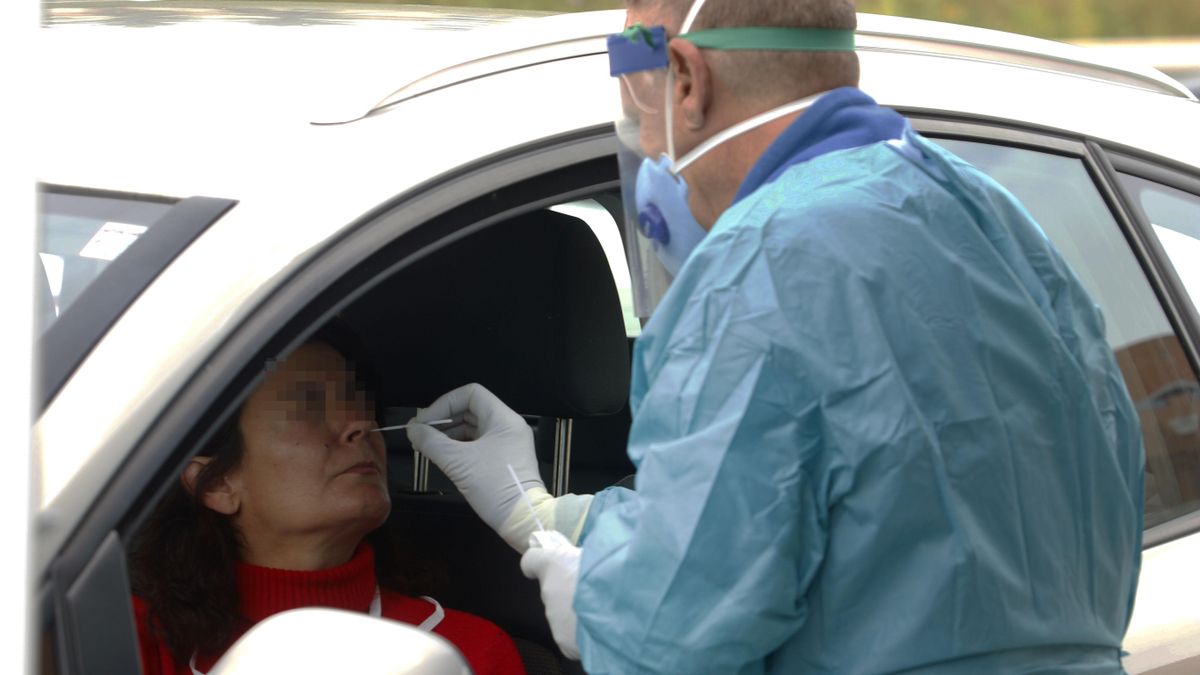 Dispositivo sanitario de la prueba test del PCR para detectar la infección por coronavirus a las personas desde su coche, instalado en el recinto de aparcamiento del centro de salud de la barriada La Roca, en Málaga,, a 23 de enero de 2020.
