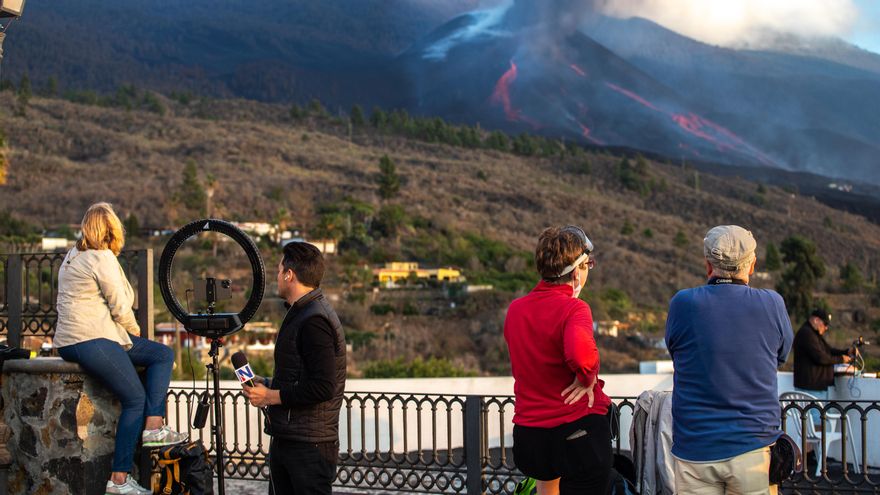 Turistas y periodistas en el mirador de Tajuya