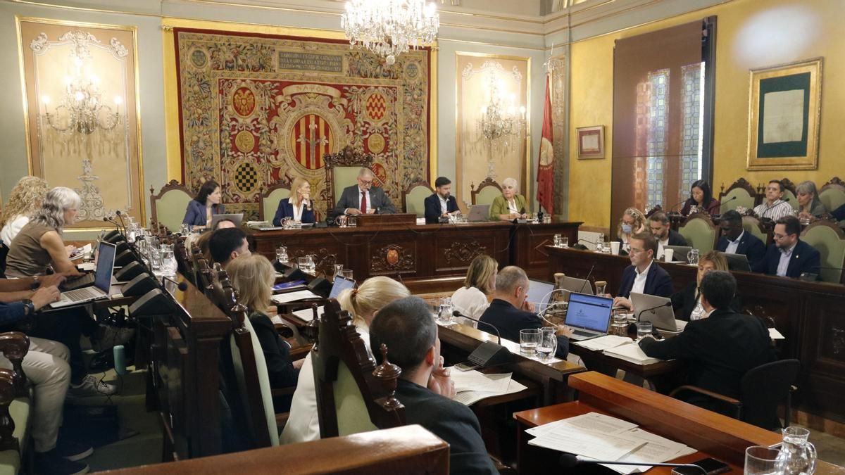 El PSC, Junts y Vox aprueban prohibir el velo integral en Lleida pese a que el Supremo lo impidió en 2013
