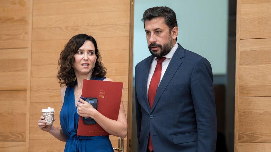 La presidenta de la Comunidad de Madrid, Isabel Díaz Ayuso y el portavoz del PP en la Asamblea, Carlos Díaz-Pache, llegan a una sesión plenaria en la Asamblea de Madrid