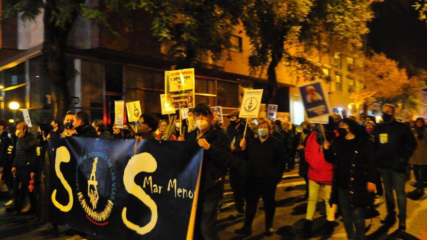 La plataforma SOS Mar Menor en apoyo de los 'Jóvenes de las Vías'