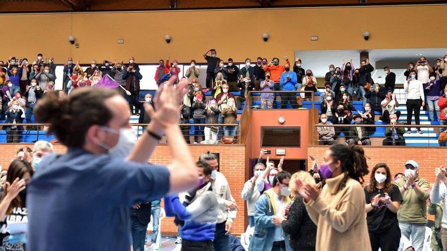 El candidato de Unidas Podemos el 4M, Pablo Iglesias, saluda a los asistentes al acto que ha celebrado este martes en Getafe (Madrid).