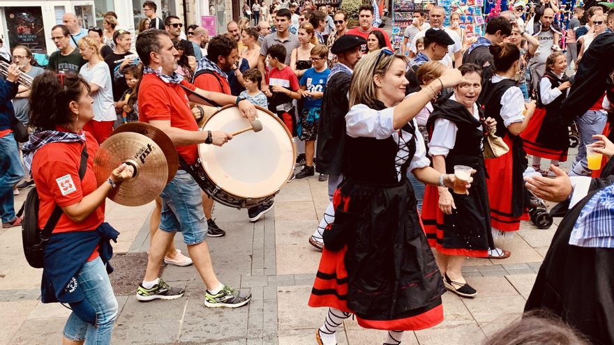Un grupo de neskak baila durante el paseíllo