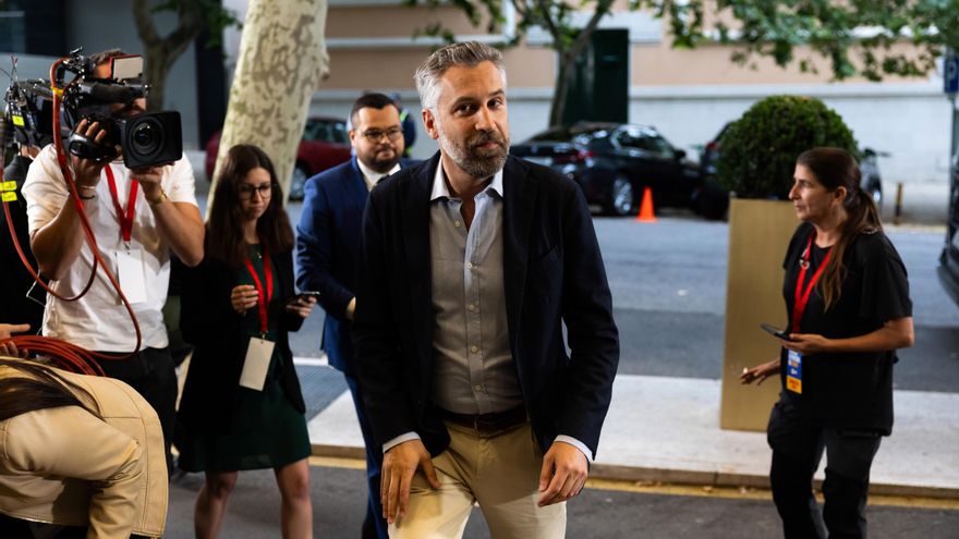El secretario general del Partido Socialista Portugués (PS), Pedro Nuno Santos (C), llega a la sede electoral del partido en la noche de las elecciones europeas en Lisboa, Portugal, el 09 de junio de 2024.