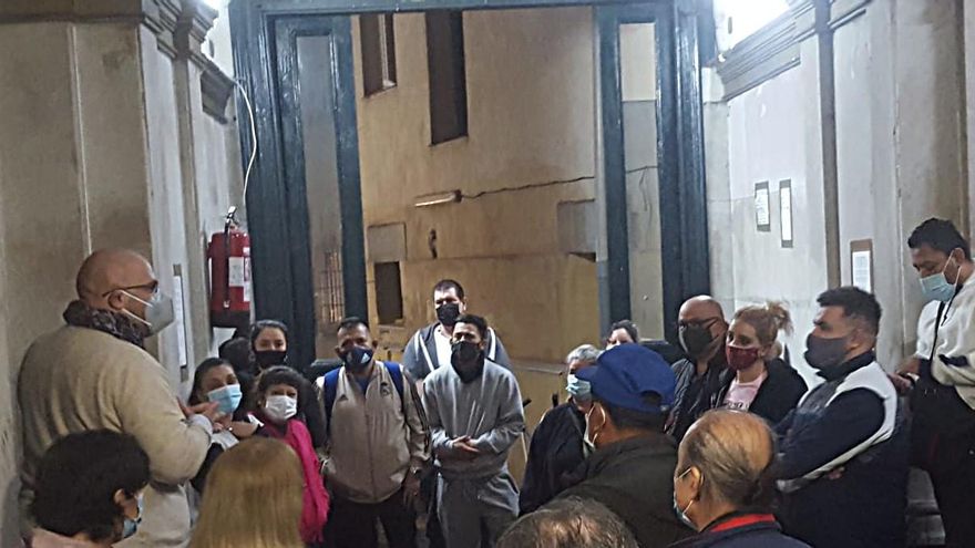 Vecinos de Luna 32 escuchan las posibilidades que tienen de boca de su abogado