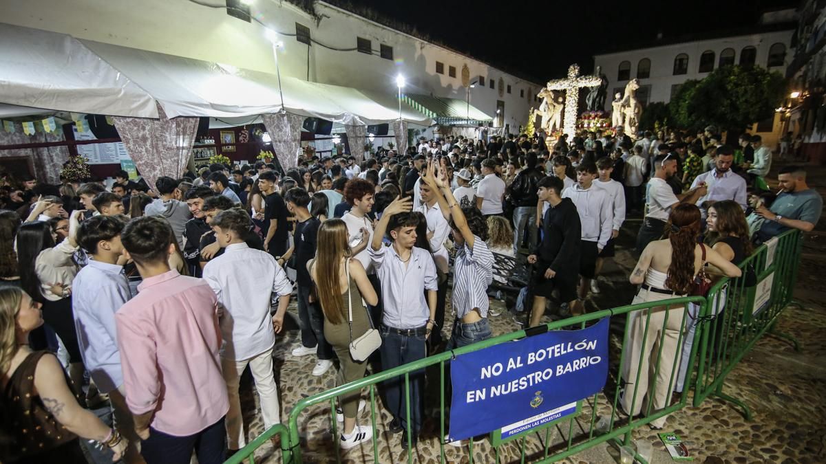 Ambiente nocturno de las Cruces de Mayo en el Triunfo de San Rafael