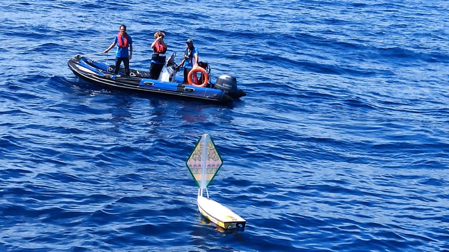 El pequeño bote a vela 'iFado II Buche Salado', el día que inició la travesía por el Atlántico hace 6 semana.