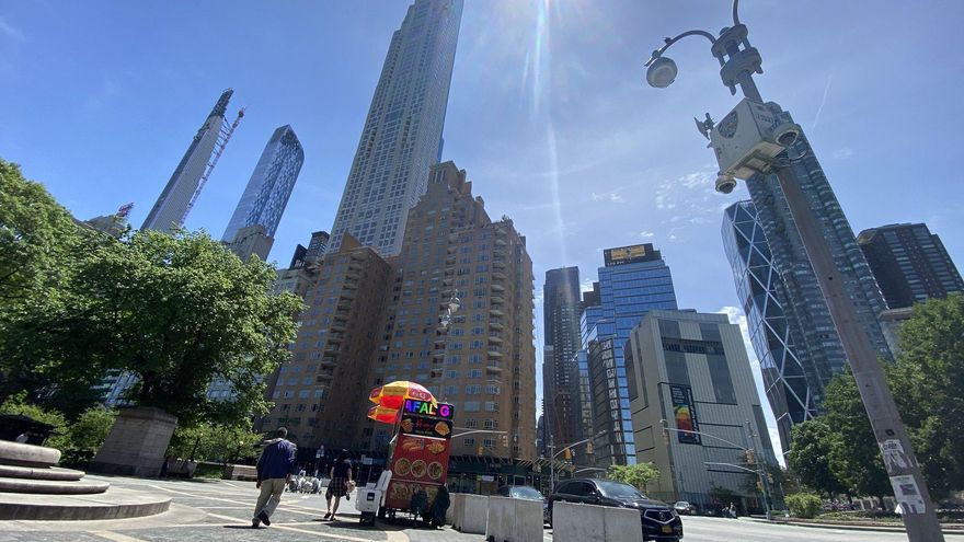 El 240 de Central Park South. En ese edificio de ladrillos vivió Saint-Exupèry.