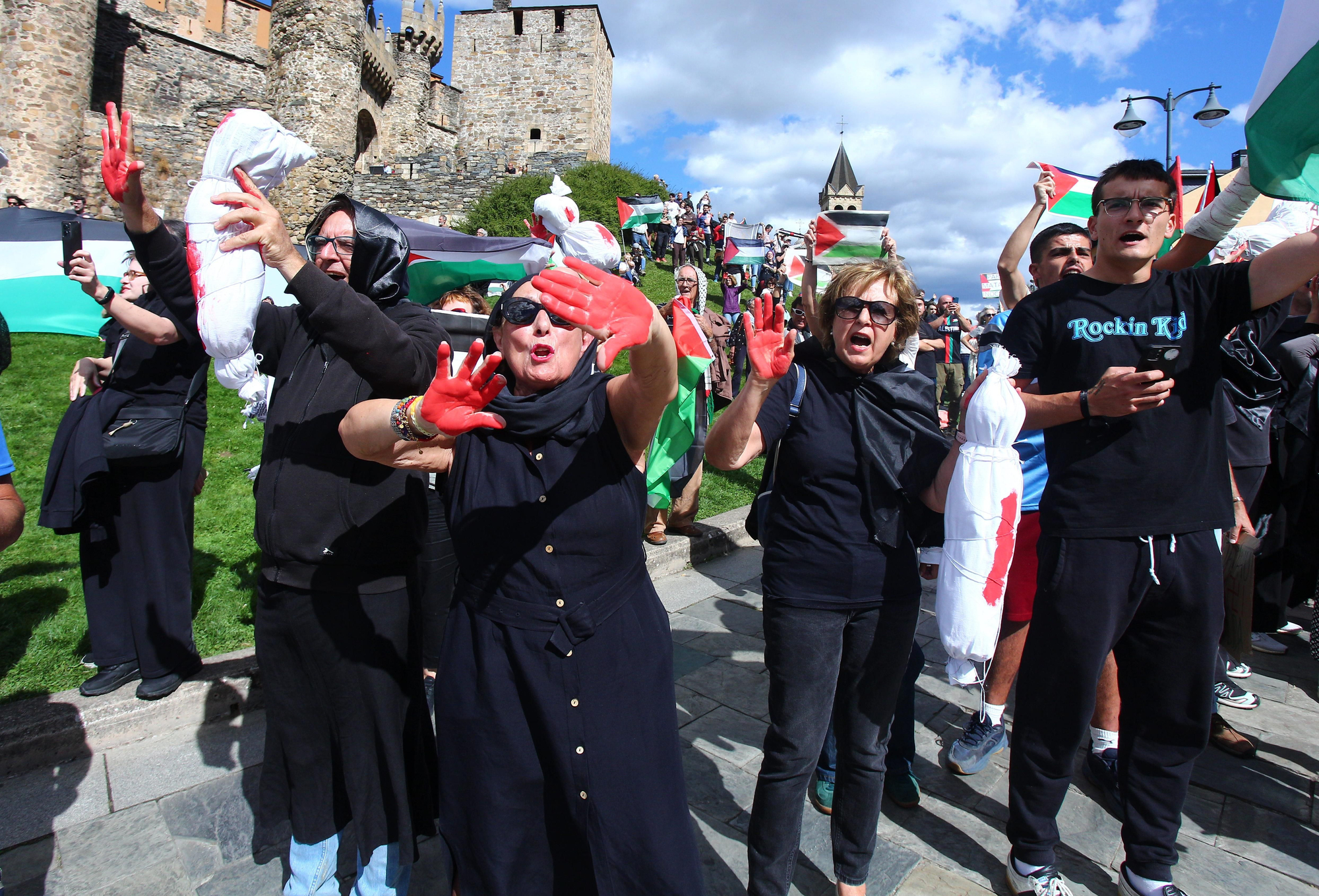 Las imágenes de la protesta contra el genocidio en Gaza ante la Vuelta a su paso por El Bierzo