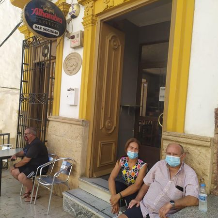 Ginés, a las puertas del Bar Sociedad