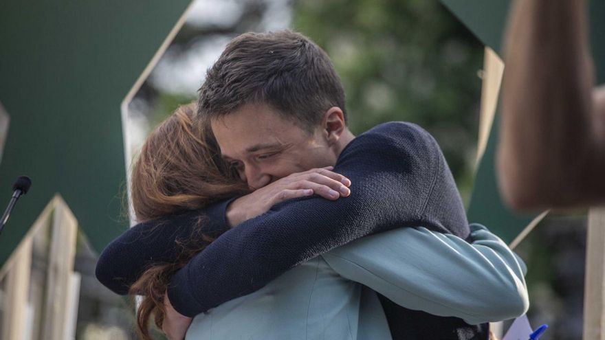 Mónica García e Iñigo Errejón se abrazan en el cierre de campaña de Más Madrid.