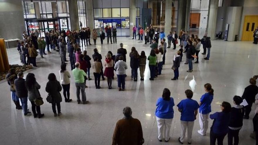 Minuto de silencio en la delegación territorial de la Junta en León.