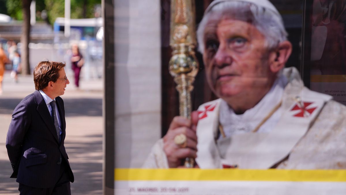 Almeida observa una foto de Benedicto XVI en una exposición sobre las visitas de otros Papas