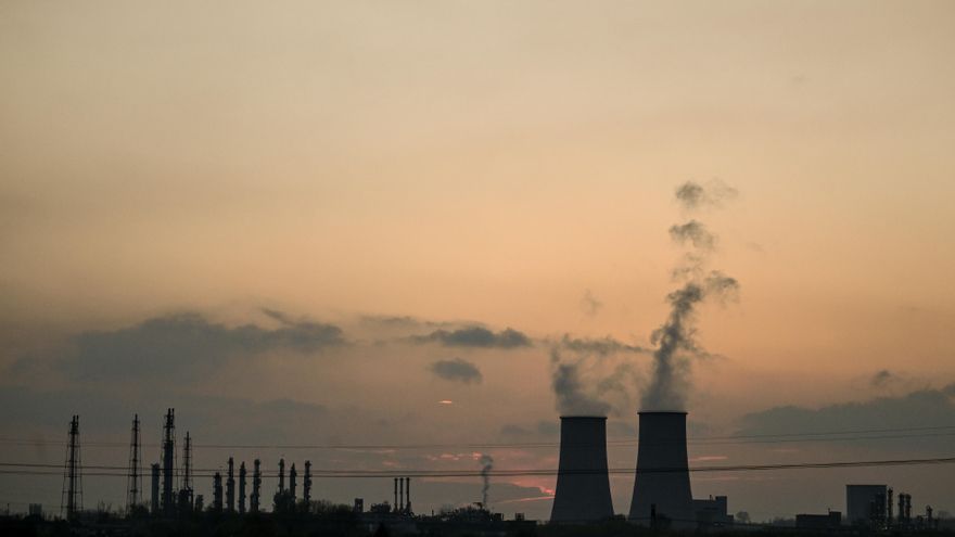 La tasa de inflación interanual de la eurozona aumentó en nueve décimas en septiembre impulsada por la subida de los precios de la energía y se situó en el 10 %, un nuevo récord en la historia del área del euro. Imagen de archivo de la refinería de petróleo TotalEnergies Leuna cerca de Spergau, Alemania Oriental. EFE/EPA/FILIP SINGER