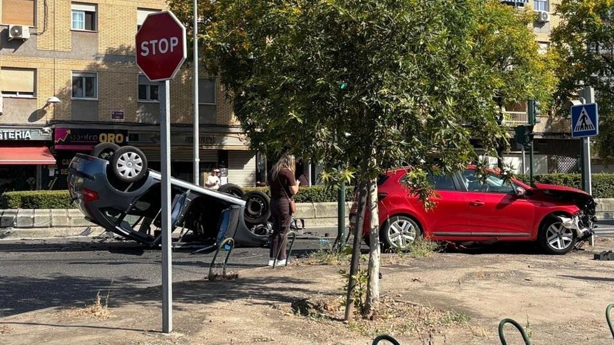 Los dos coches implicados en el accidente en la avenida de Libia.