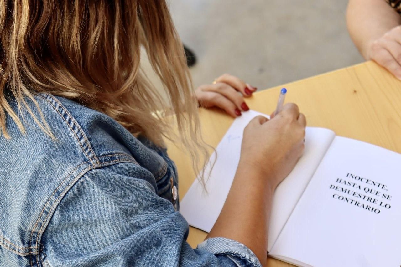 Beatriz Gómez con un ejemplar de su libro.