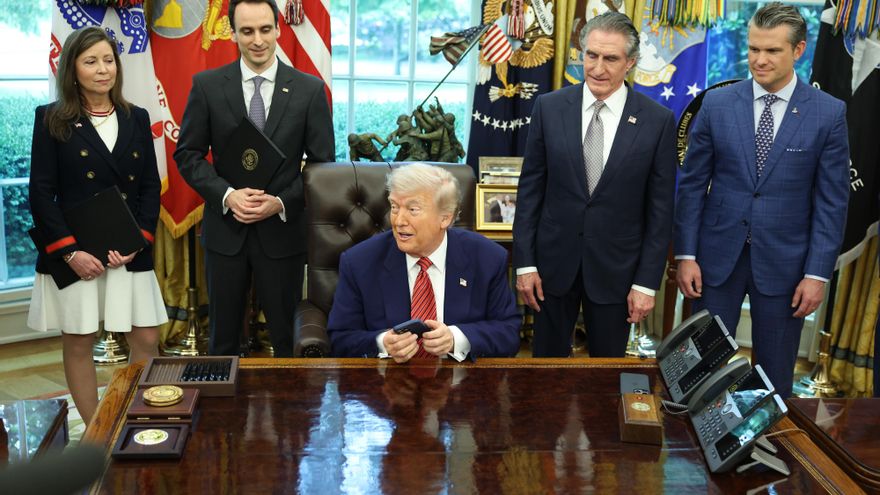 Trump dice que podría imponer aranceles del 25 % a Samsung y otros fabricantes de móviles