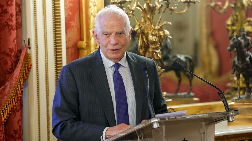 El ex alto representante de Asuntos Exteriores de la Unión Europea Josep Borrell, interviene tras recoger el Premio Extraordinario de Defensa 'General Gutiérrez Mellado', este viernes en el Cuartel General del Ejército de Tierra en Madrid.-EFE/ Zipi Aragón