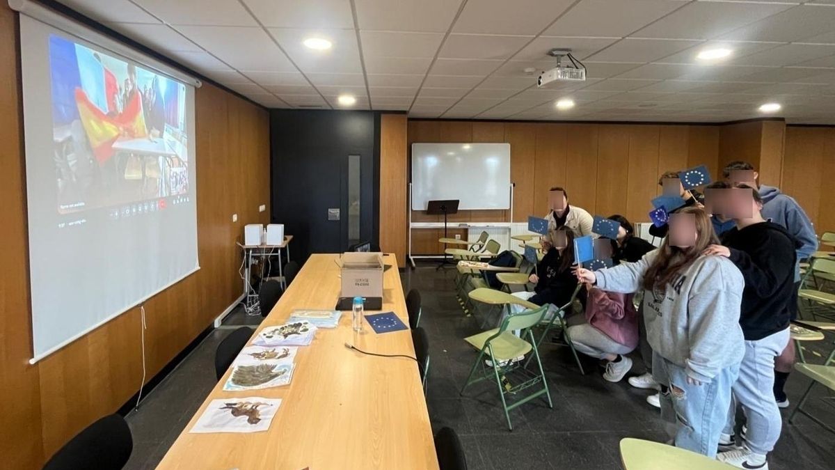 Alumnos y alumnas del IES Clara Campoamor de La Solana, en videollamada junto a sus homólogos franceses en el proyecto europeo que participan
