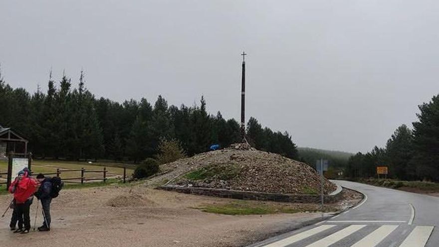 La Junta afea las polémicas obras de la Cruz de Fierro y obliga a Santa Colomba de Somoza a corregirlas en tres meses