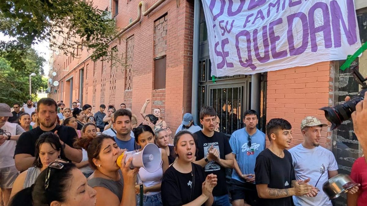 Varias personas frente al domicilio de Dulce y Herminio