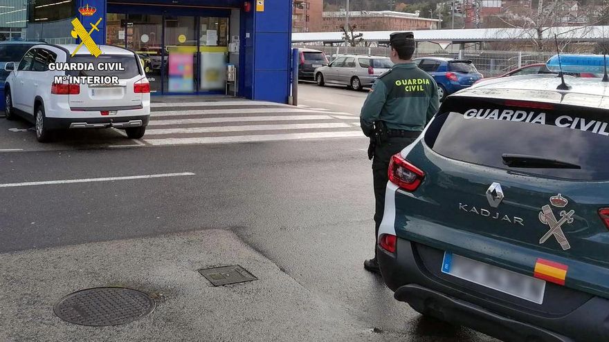La Guardia Civil vigila un supermercado.