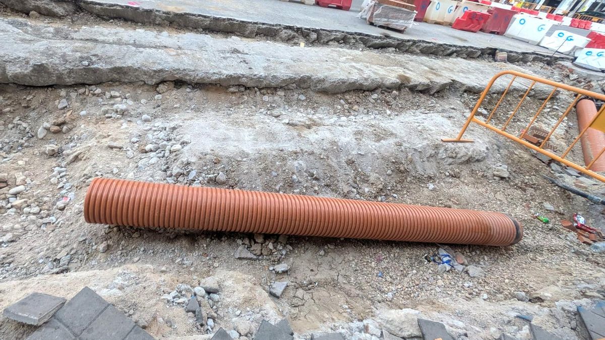 Parte de un conducto subterráneo, en las obras para remodelar el eje comercial de Carabanchel