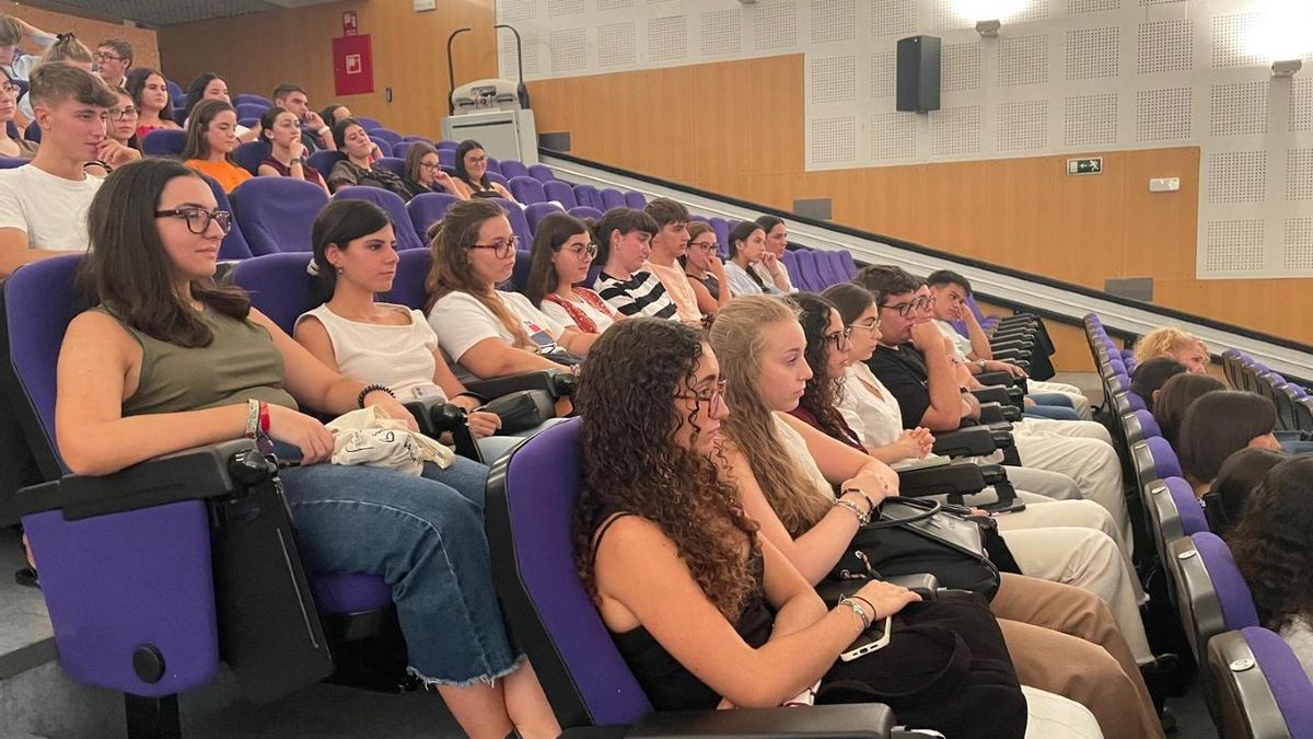 Estudiantes recibidos por el Hospital Reina Sofía.