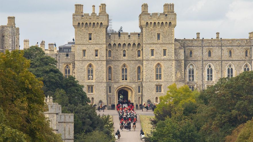 El féretro de la reina Isabel II llega al Castillo de Windsor este lunes 19 de septiembre.
