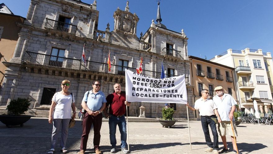 La asociación de vecinos Estación Temple se concentra ante el Ayuntamiento de Ponferrada para reclamar el pago de reparaciones. / César Sánchez / ICAL