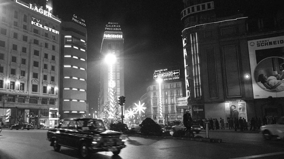 La Gran Vía, a su paso por Callao en la Navidad de 1971. Al fondo y en el centro de la imagen, uno de los edificios de Galerías Preciados (hoy de Fnac).