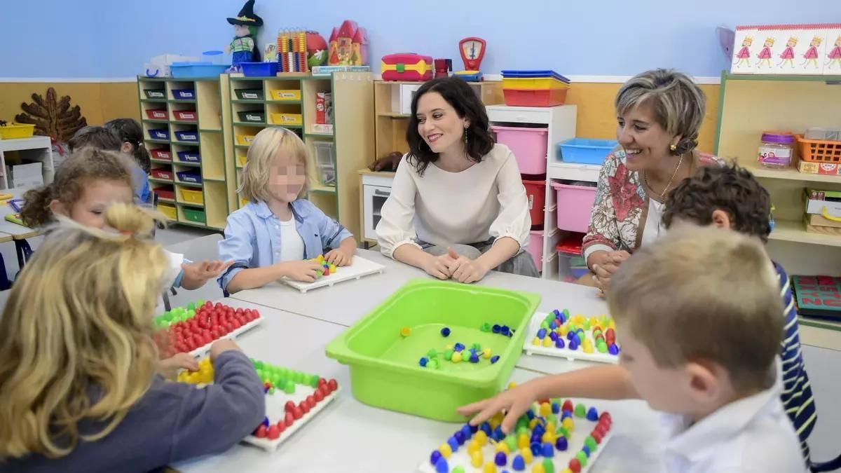 Isabel Díaz Ayuso durante su visita a un colegio, en una imagen de archivo.