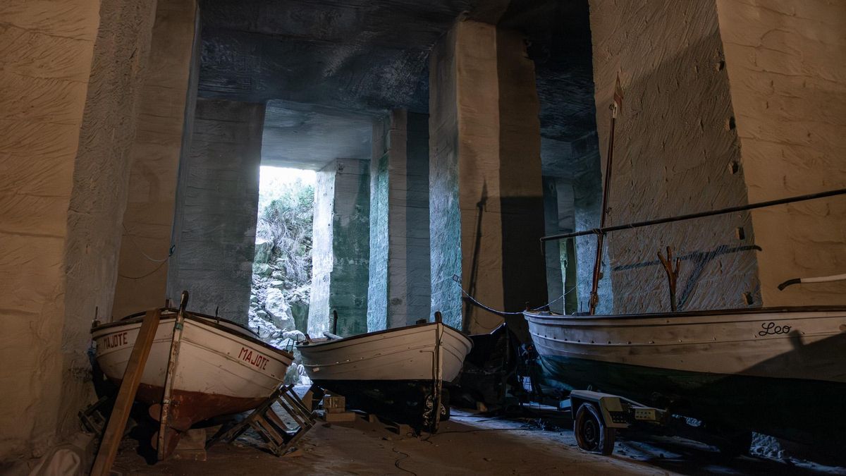 El taller subterráneo donde los marineros trabajan gratis para salvar las barcas tradicionales de Menorca