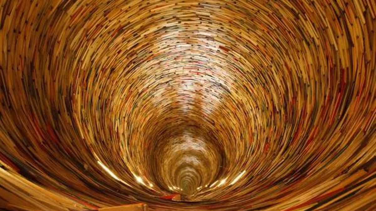 "Una torre infinita": en esta biblioteca de Praga se encuentra la escultura hecha con libros más grande del mundo