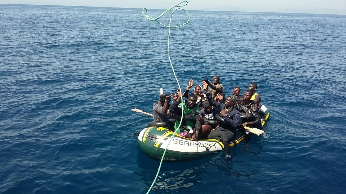 Interceptada una patera volcada en el Estrecho procedente de Tánger con nueve subsaharianos