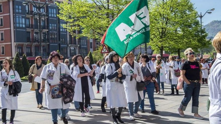 Un juzgado de Bilbao reconoce a una empleada del hogar el derecho a cobrar el paro pese a no haber cotizado