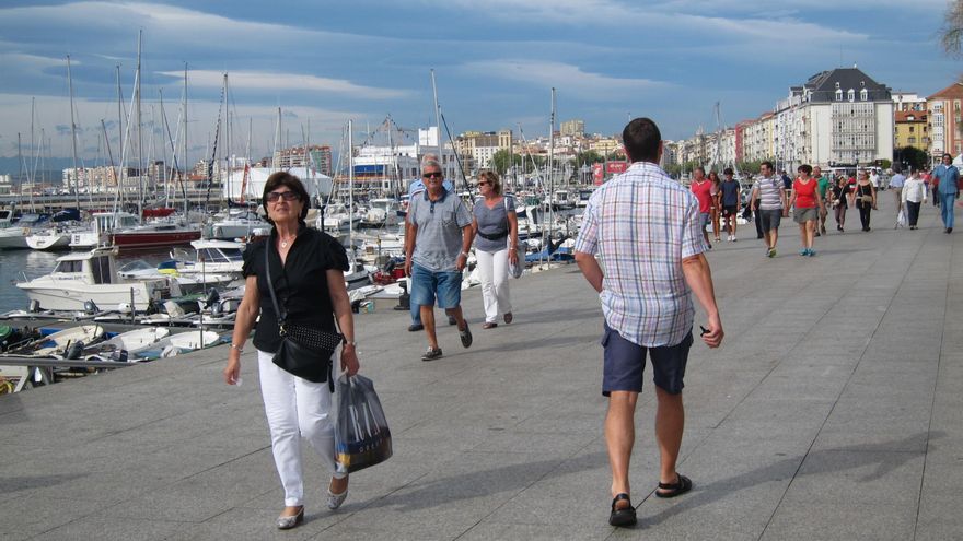 Archivo - Turistas en Santander.- Archivo