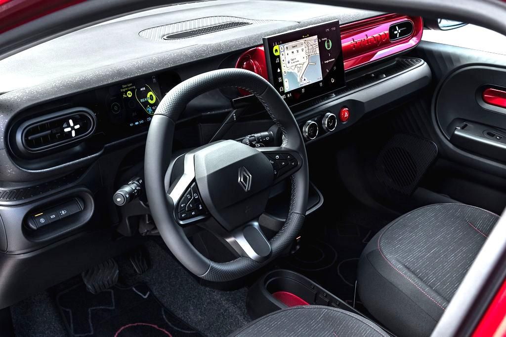 Aspecto del interior del Twingo, aquí en color guinda.