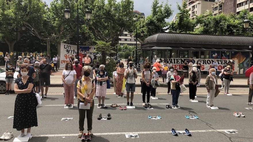 Una concentración invita a ponerse en los zapatos de las personas refugiadas