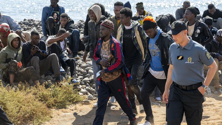 La Gendarmería marroquí acompaña a la Guardia Civil en la asistencia de una neumática en Lanzarote