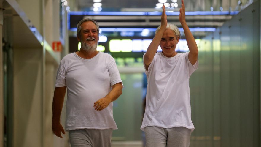 El concejal de ERC en Barcelona, Jordi Coronas, y la exalcaldesa de Barcelona, Ada Colau, a su llegada al Aeropuerto Josep Tarradellas Barcelona-El Prat, a 5 de octubre de 2025, en Barcelona, Catalunya (España). Se trata del primer grupo de 21 ciudadanos