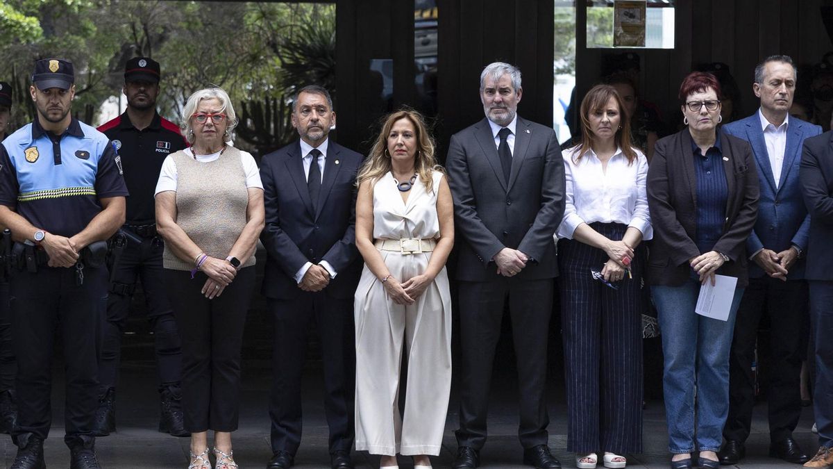 El presidente de Canarias, Fernando Clavijo; la presidenta del Cabildo de Tenerife, Rosa Dávila, y el alcalde de Santa Cruz de Tenerife, José Manuel Bermúdez, han presidido en Tenerife el minuto de silencio por un caso de violencia machista. EFE/Miguel Barreto