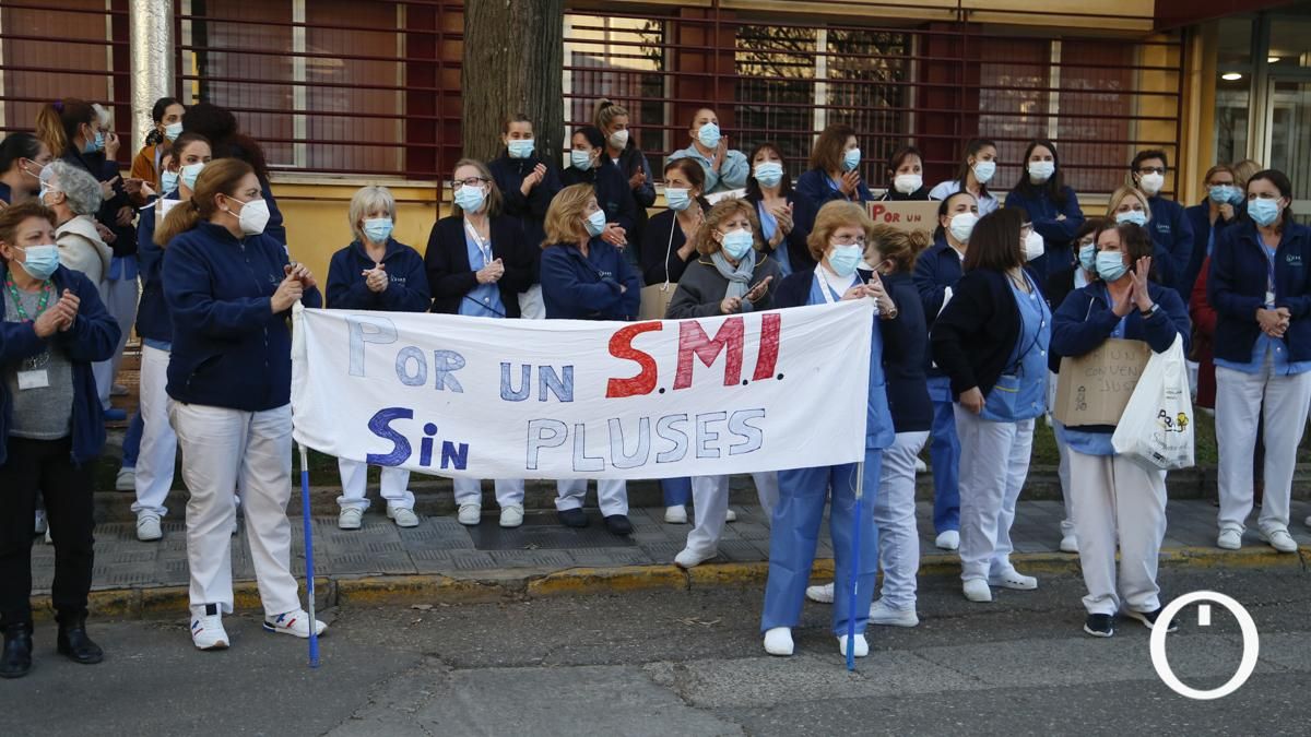 Protesta de las limpiadoras del Hospital por un SMI sin pluses