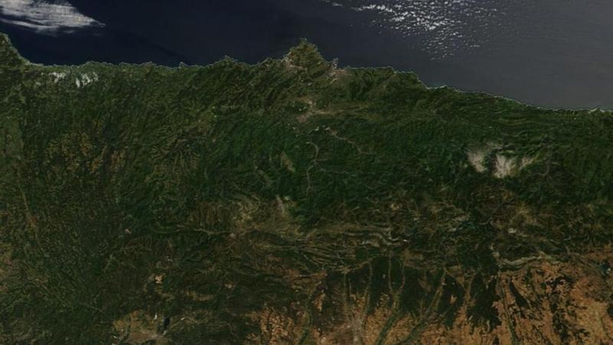 Vista de Asturias y León desde el satélite Terra de la NASA con ausencia casi total de nubosidad.