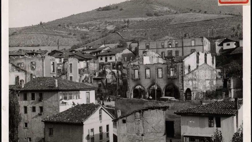 "Vista del pueblo, desde un alto y casas incendiadas". 5-9-37.