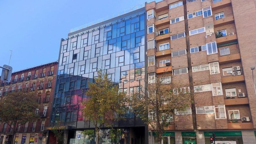 Conciertos sin licencia en la terraza del Hard Rock Hotel indignan a vecinos de Atocha: "Sufrimos noches insoportables"